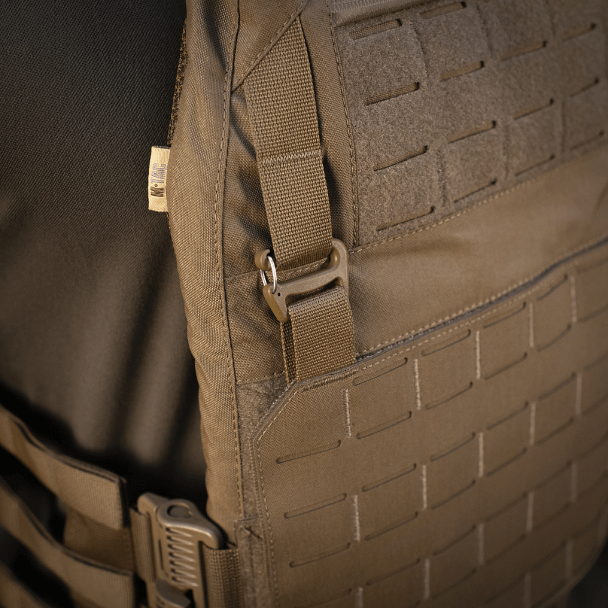 M-Tac Frontpanel til Plate Carrier Cuirass QRS XL med slidstærkt Cordura 500D-materiale og MOLLE-system monteret med Woojin-kroge og Velcro.