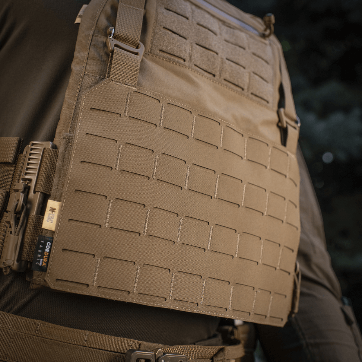 M-Tac Frontpanel til Plate Carrier Cuirass QRS XL i slidstærkt Cordura 500D, designet til militær med MOLLE-system og Woojin-kroge.