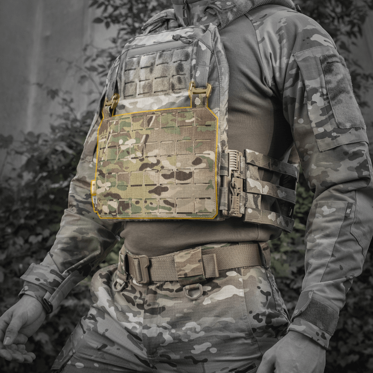M-Tac Frontpanel til Plate Carrier Cuirass QRS XL i Cordura 500D med MOLLE-system og Woojin-kroge, bæres af militærpersonel.