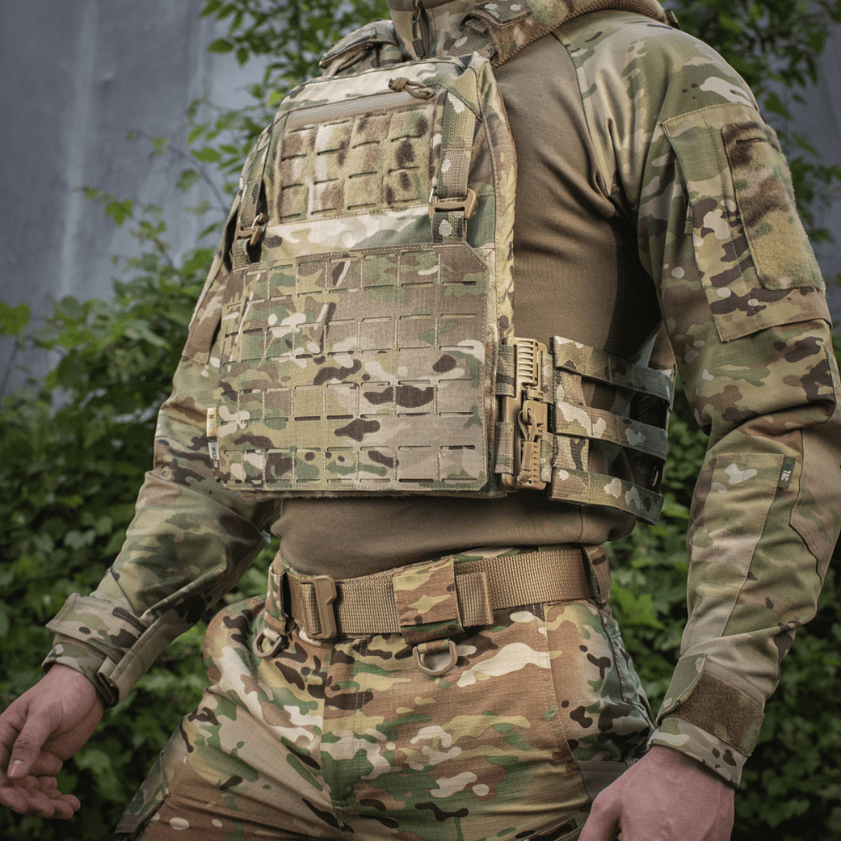 Militærperson iført M-Tac Frontpanel til Plate Carrier Cuirass QRS XL lavet af Cordura 500D, med MOLLE og Velcro systemer.