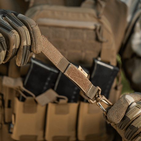 M-Tac Karabinhage Tilbehør monteret på taktisk vest med MOLLE-system og Velcro-rem for sikker fastgørelse af udstyr.
