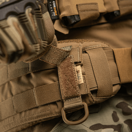 M-Tac Fastgørelse med D-ring til MOLLE-system på taktisk udstyr med Velcro-justering og D-ring. Kompakt og let design til taktisk brug.