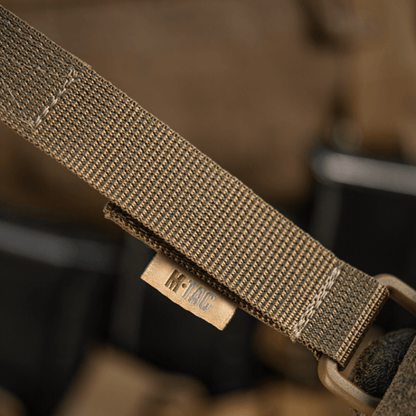 M-Tac Fastgørelse med D-ring til MOLLE-systemer med Velcro-lukning, perfekt til taktisk brug på rygsække og veste.