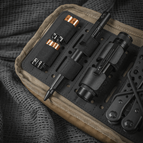 M-Tac Modul Insert Molle 11x19, Laser Cut i brug til organisering af gear i en rygsæk, med laser skårne rum til EDC-udstyr.