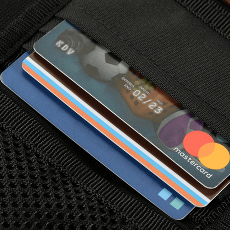 Nærbillede af M‑Tac Pung Elite Gen.II Hex med kreditkort i kortholder