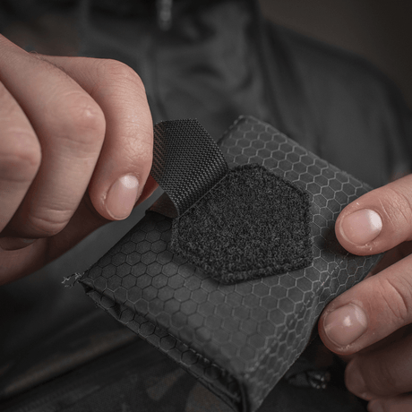 M-Tac City Med Pouch Hex i slankt design med hexagonmønstret ripstopmateriale, kompakt bærbart førstehjælpskit, galleri position 1.