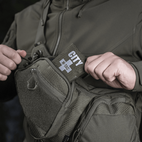 M-Tac City Med Pouch Hex i slidstærkt ripstopmateriale med hexagonmønster, kompakt bærbart førstehjælpskit, galleri position 1.