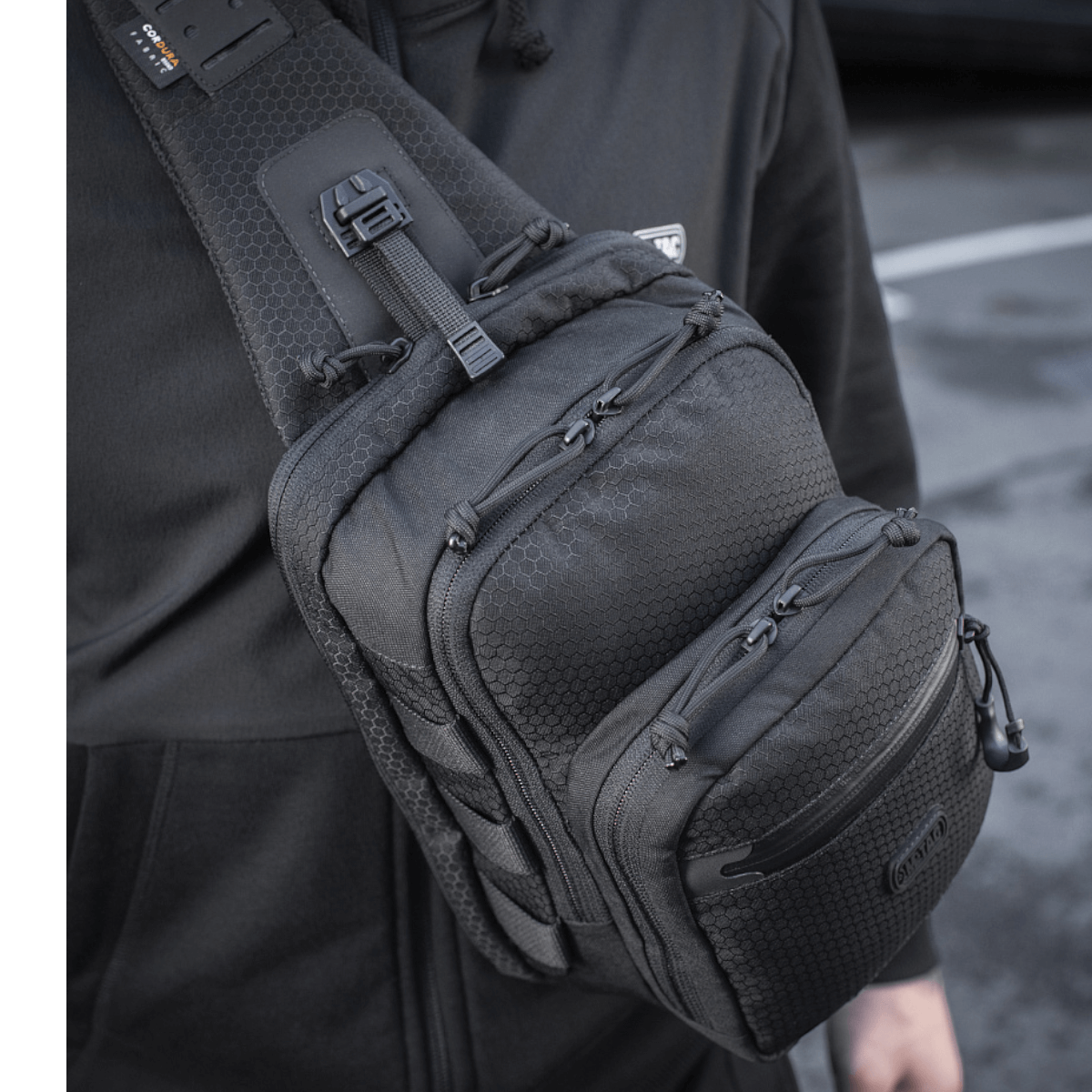 M-Tac Cross Taske Slim Elite Hex i stilfuldt design med Cordura-materiale. Holdbar enkelt skuldertaske med justerbar rem.