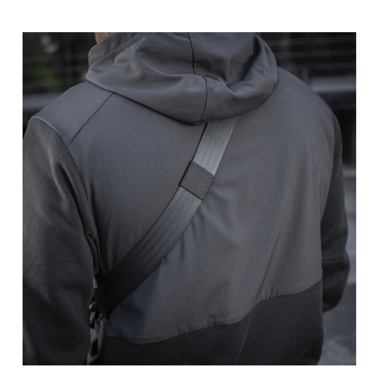 M-Tac Cross Taske Slim Elite Hex crossbody taske set bagfra, slidstærk Cordura materiale og justerbar skulderrem demonstreret.