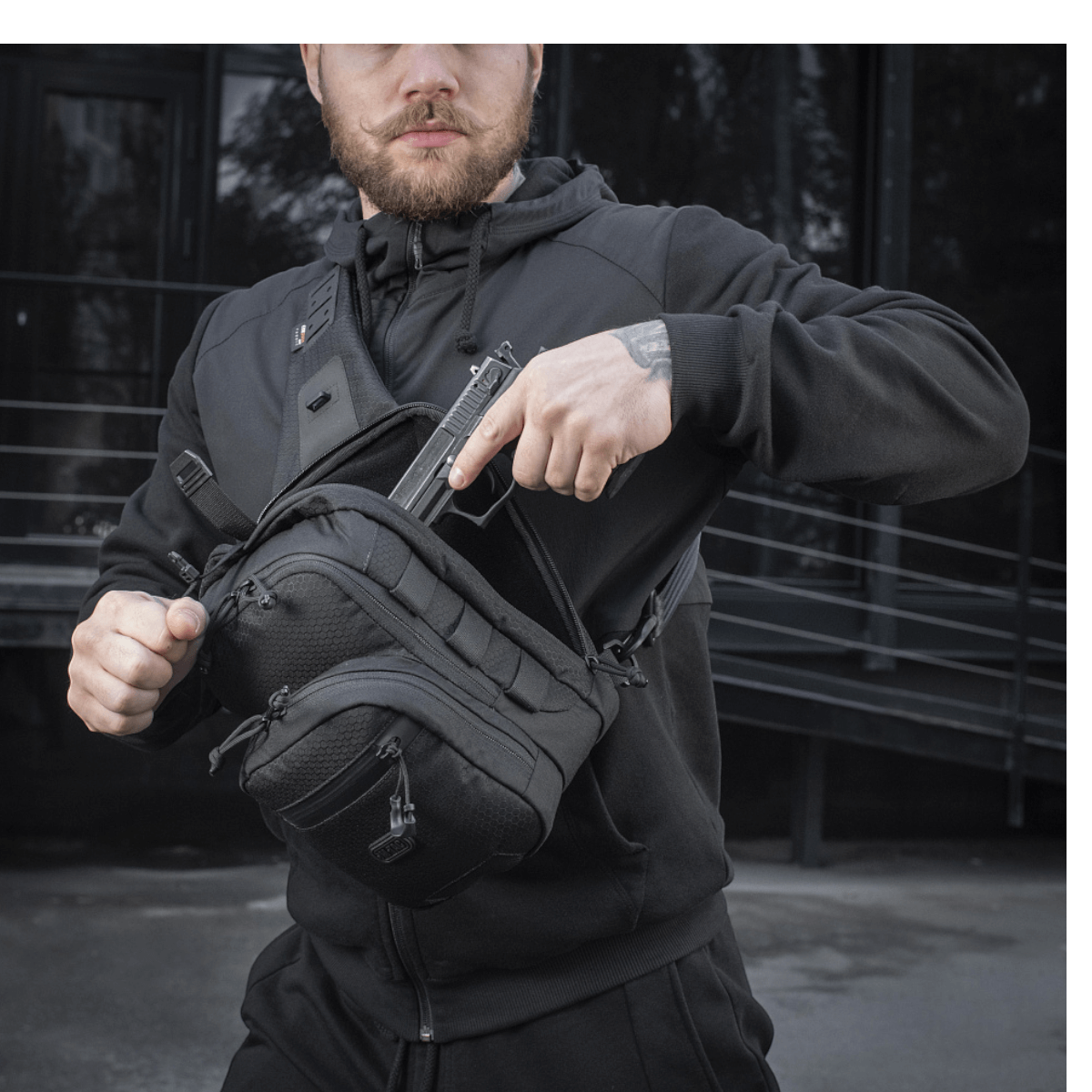 Mand iført M-Tac Cross Taske Slim Elite Hex, viser taske i Cordura materialer, velegnet til hverdagsbrug og udendørsaktiviteter.