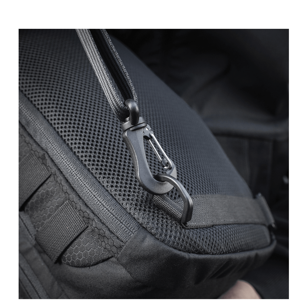 Detaljeret visning af M-Tac Cross Taske Slim Elite Hex med slidstærk Cordura materiale og robuste lynlåse og spænder.