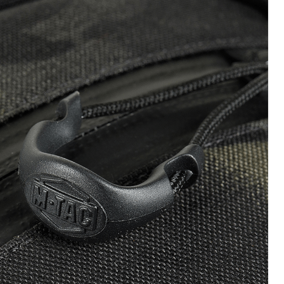 Detalje af M-Tac Cross Taske Slim Elite Hex med holdbar Cordura og førsteklasses M-Tac logo, der fremhæver taskens kvalitet.