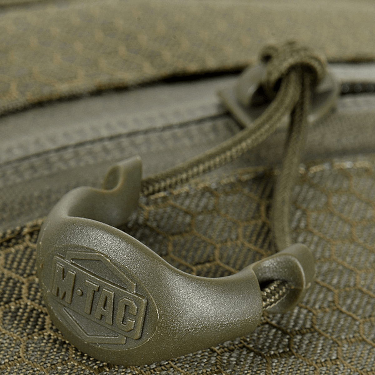 Detaljeret billede af M-Tac Cross Taske Slim Elite Hex's holdbare lynlås og materialer