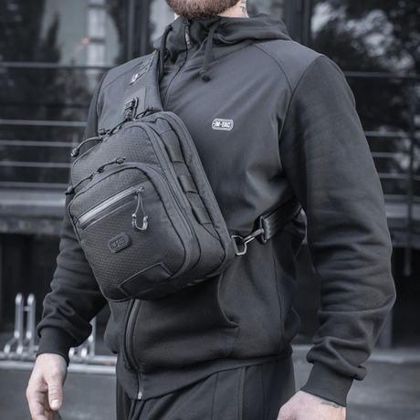 M-Tac Cross Taske Slim Elite Hex båret af en person i sort beklædning, udendørs miljø
