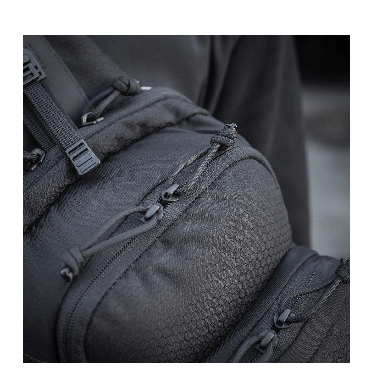 M-Tac Cross Taske Slim Elite Hex lavet af holdbart Cordura-materiale med justerbare remme og YKK-lynlåse, sort design.