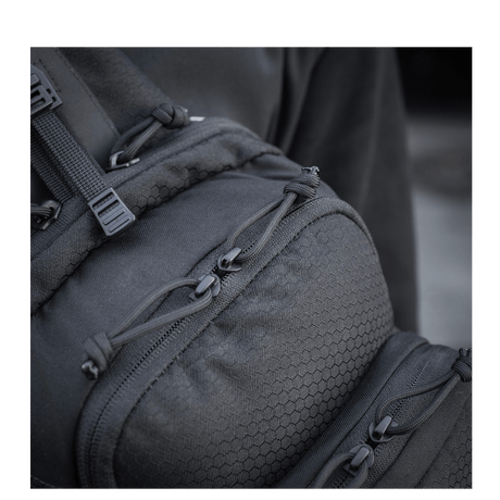 Nærbillede af M-Tac Cross Taske Slim Elite Hex med Hex-design og stærke lynlåse, lavet af Cordura 500 og Cordura Hex materialer.