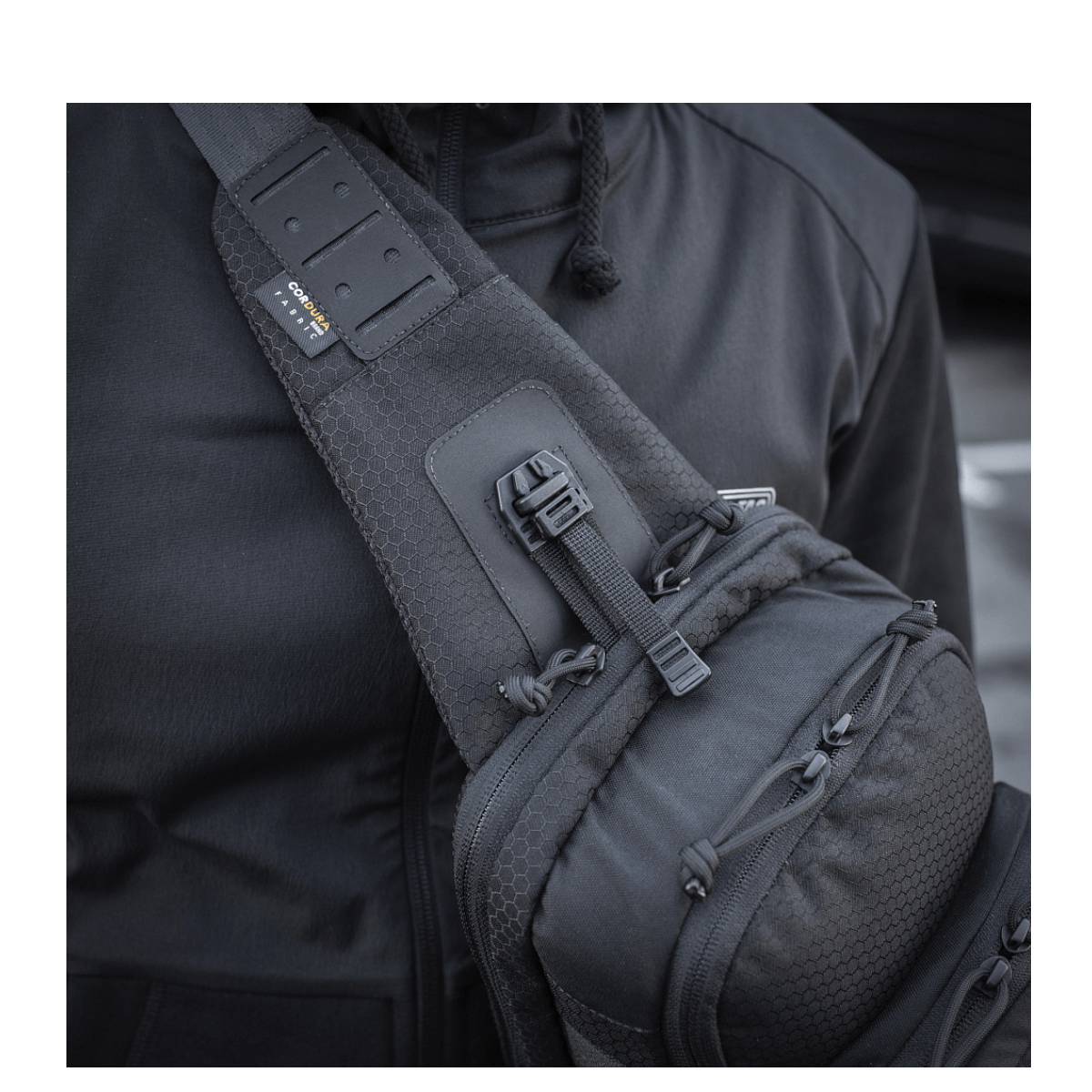 M-Tac Cross Taske Slim Elite Hex taske i Cordura, stilfuldt design, YKK og Woojin lynlåse, holdbar enkeltskuldertaske, nærbillede.