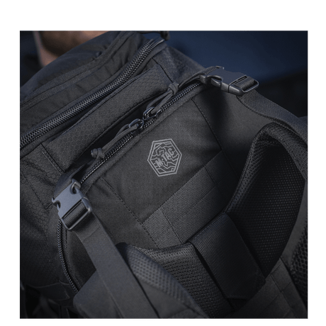 M-Tac Rygsæk Large Elite Hex Gen. IV i sort Cordura 500D med ergonomisk design, velegnet til bæring af våben i adskilt tilstand.