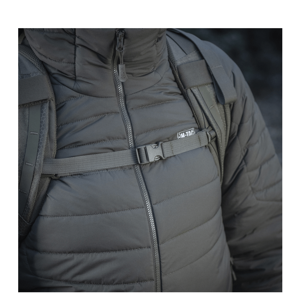 Close-up af M-Tac Rygsæk Large Elite Hex Gen. IV på person iført grå termojakke, fremstillet i holdbart Cordura materiale.