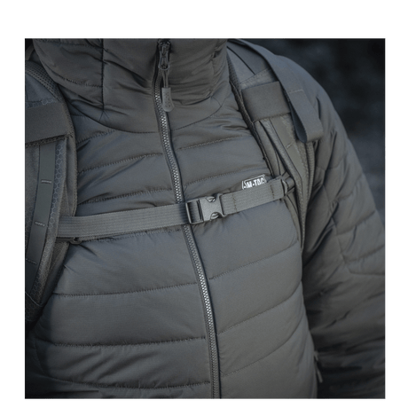 M-Tac Rygsæk Large Elite Hex Gen. IV i brug. Ergonomisk design og holdbar Cordura-materiale påvises.
