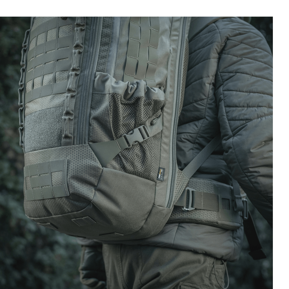 M-Tac Rygsæk Large Elite Hex Gen. IV i Cordura materiale på mand i udendørs miljø