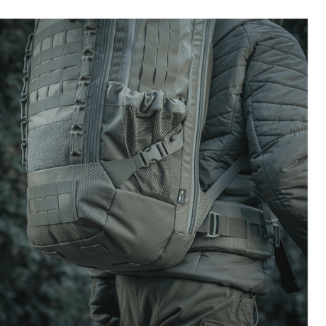 M-Tac Rygsæk Large Elite Hex Gen. IV bæres af en person, viser taskens stilfulde look og holdbare materialer som Cordura 500D og Hex 1000.