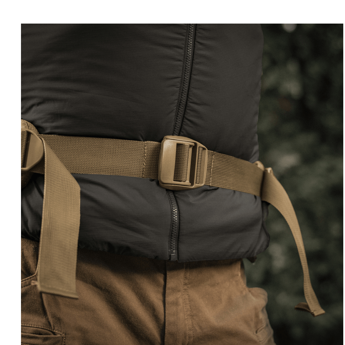 M-Tac Rygsæk Large Elite Hex Gen. IV i brug, viser ergonomisk design og holdbare materialer i bevægelse.