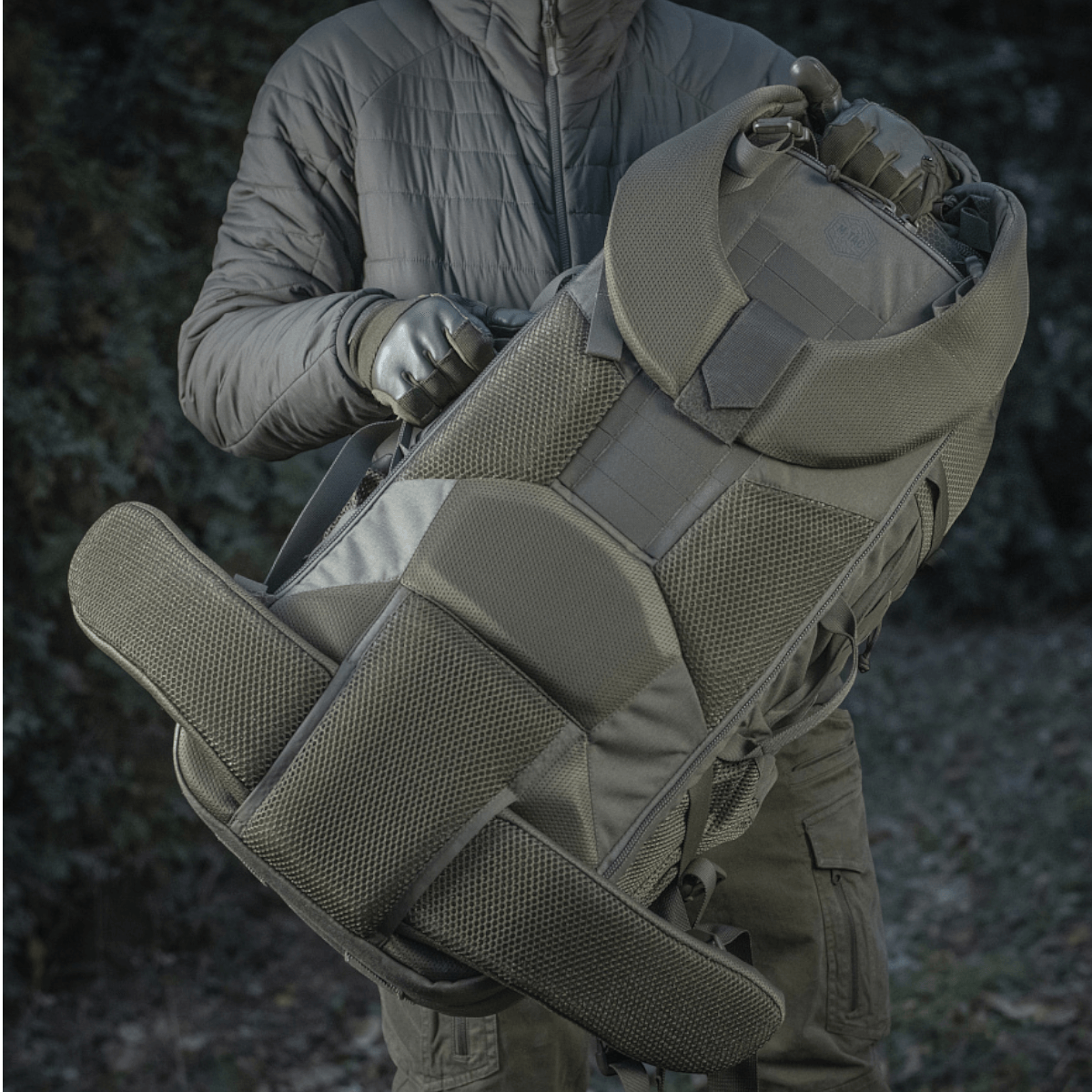 M-Tac Rygsæk Large Elite Hex Gen. IV i robuste Cordura materialer, ergonomisk designet til stil og funktionalitet.