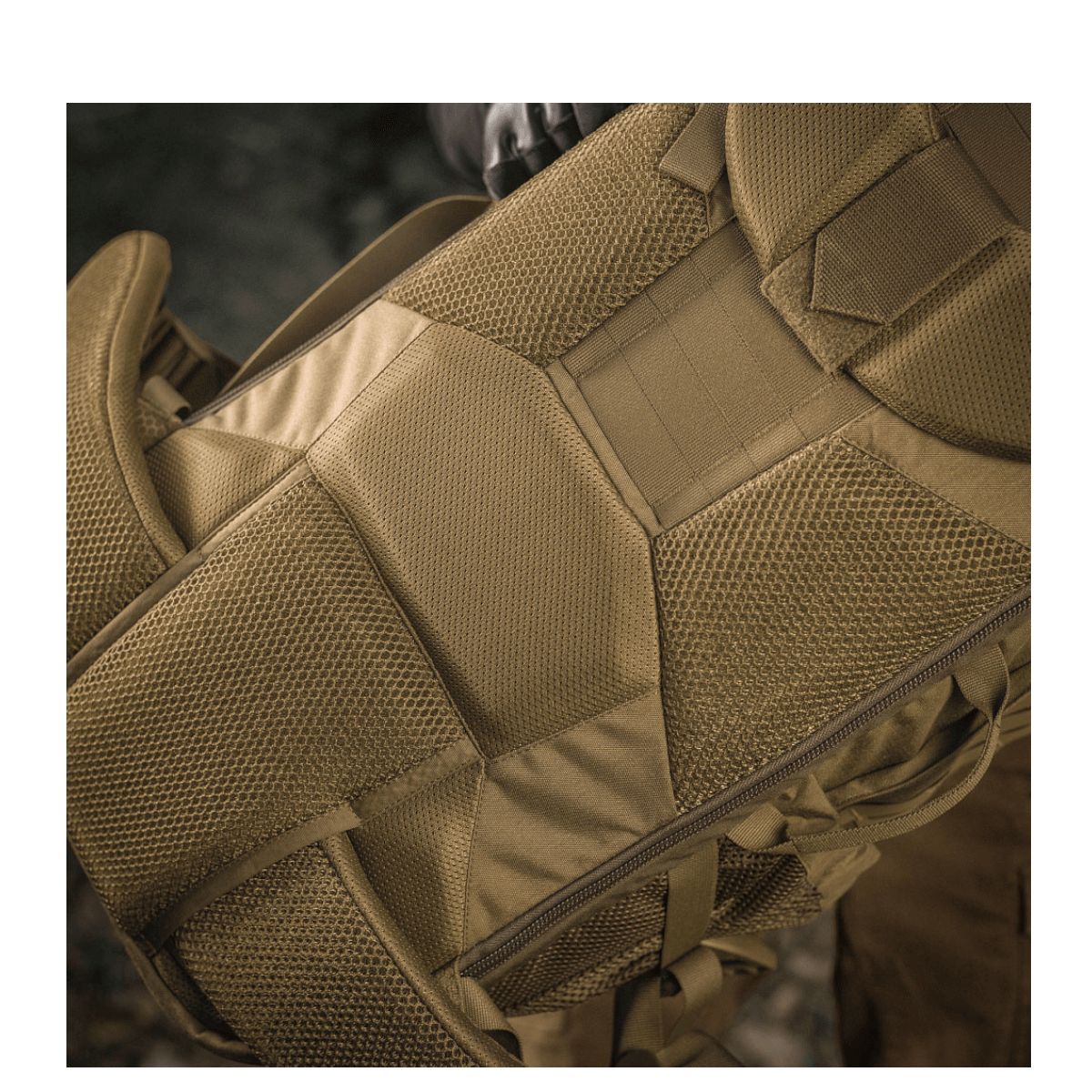 M-Tac Rygsæk Large Elite Hex Gen. IV med ergonomisk design, lavet af holdbart Cordura-materiale i høj kvalitet, set bagfra.