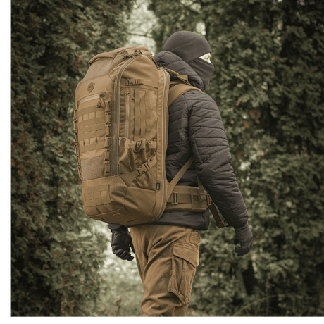 En person iført M-Tac Rygsæk Large Elite Hex Gen. IV i naturen, designet til holdbarhed og funktionalitet.