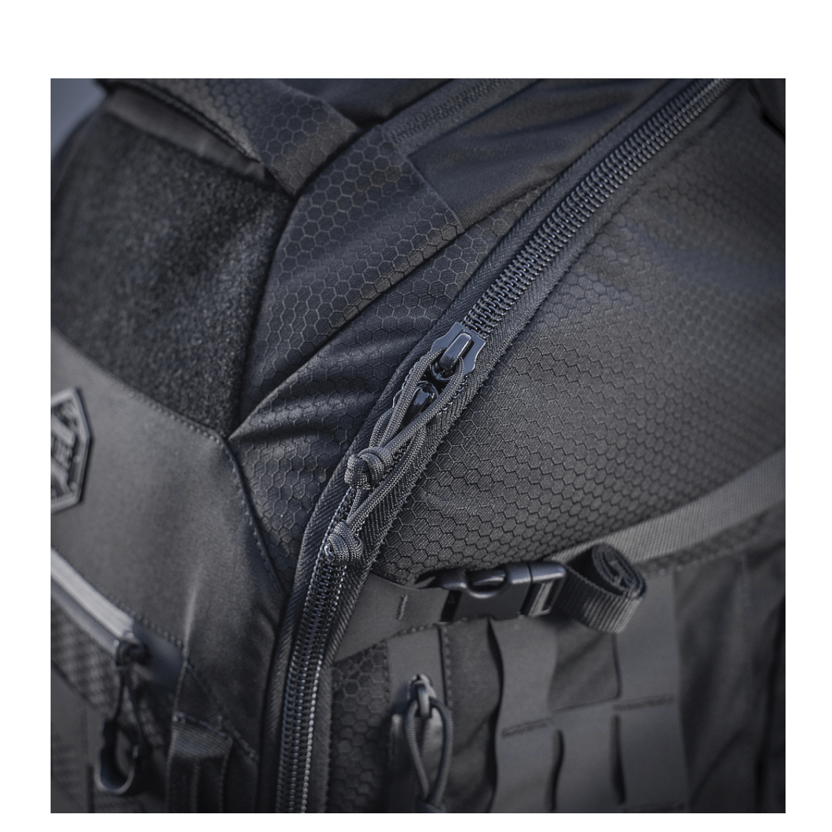 M-Tac Rygsæk Large Elite Hex Gen. IV i slidstærk Cordura-materiale, ergonomisk designet til stil og funktionalitet, med close-up billede