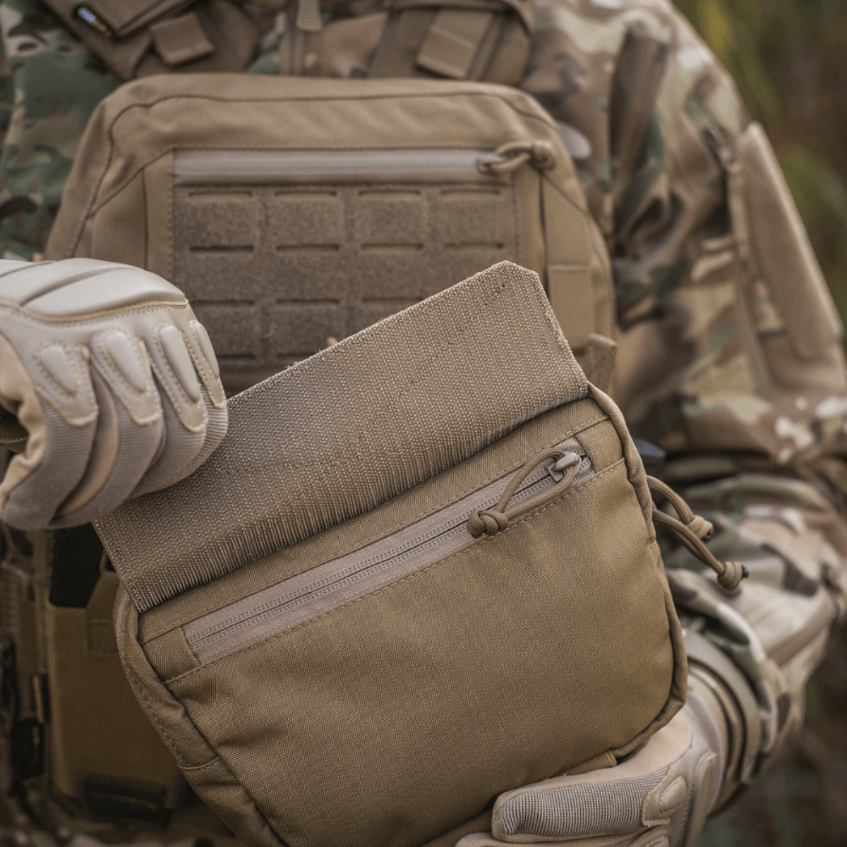 M-Tac Lomme til Tilbehør Lower Large Elite fremstillet af Cordura 500D-vises i hænderne på en person i militærbeklædning