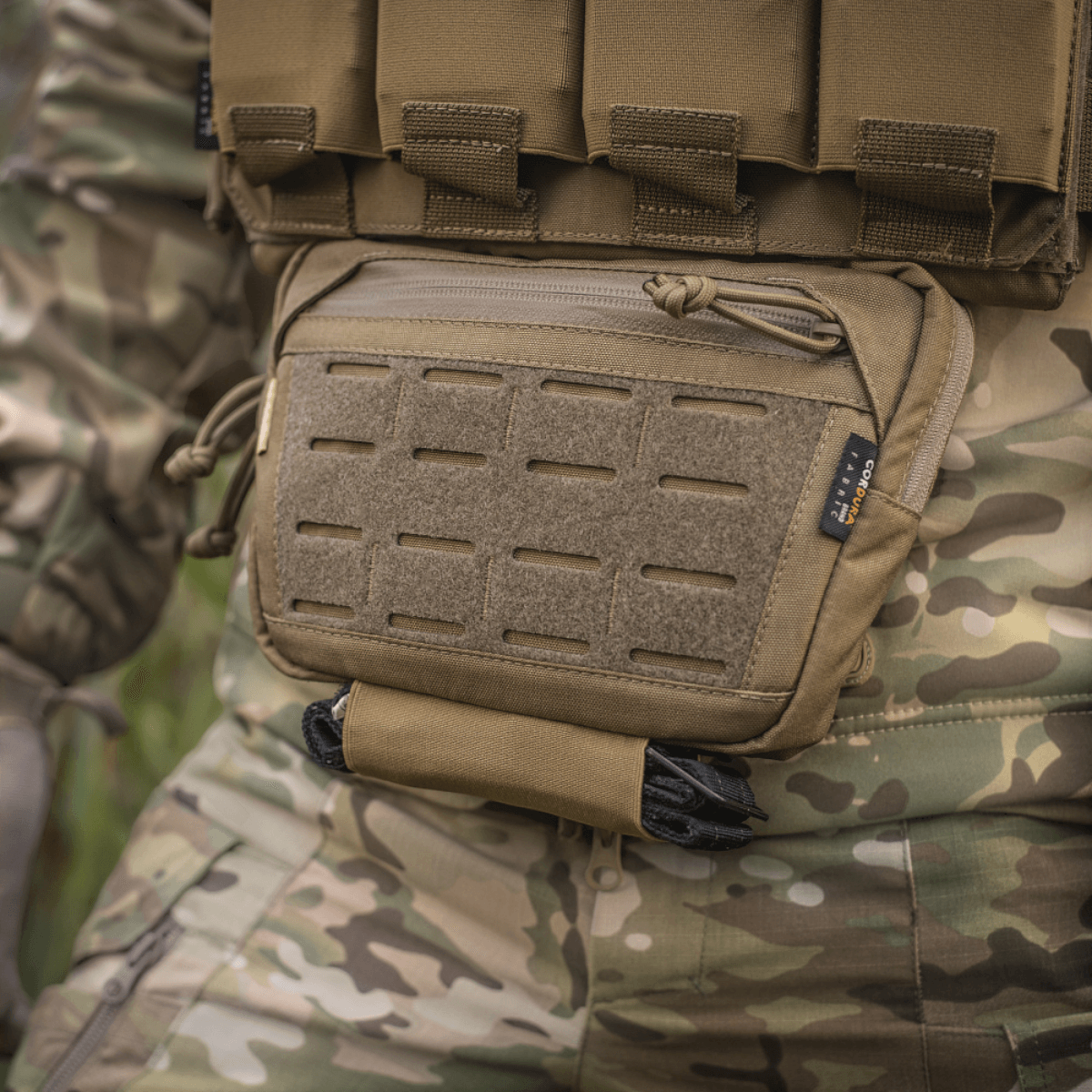 M-Tac Lomme til Tilbehør Lower Large Elite i Cordura 500D-materiale på camouflageuniform, praktisk og funktionel design.