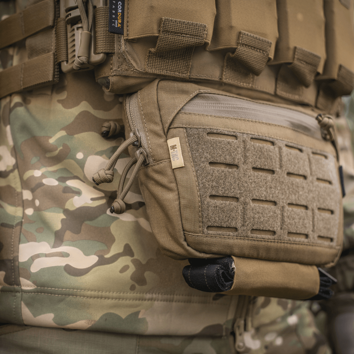 M-Tac Lomme til Tilbehør Lower Large Elite i slidstærkt Cordura 500D med YKK lynlåse på en camouflagetaske.