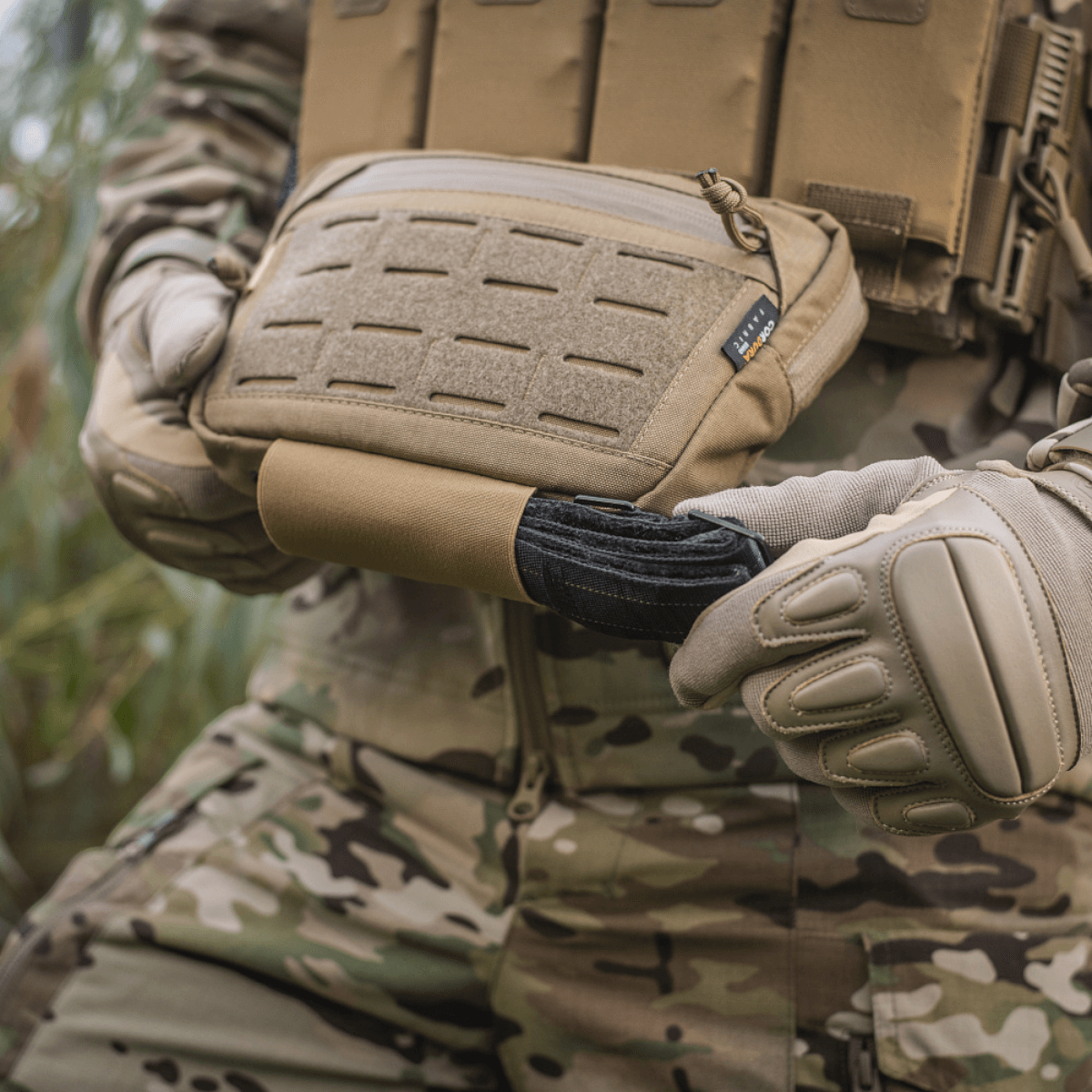 Person iført M-Tac Lomme til Tilbehør Lower Large Elite i holdbart Cordura 500D-materiale under felttest.