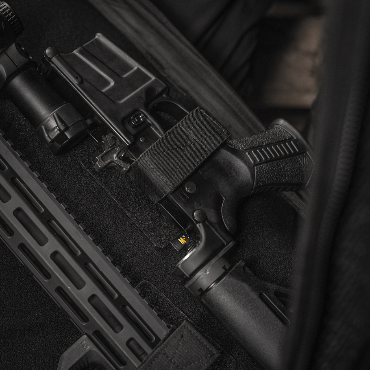 M‑Tac Indlæg til Rygsæk (3 stk) indsat i rygsæk med fastgjort våben og tilbehør for optimal sikring og beskyttelse