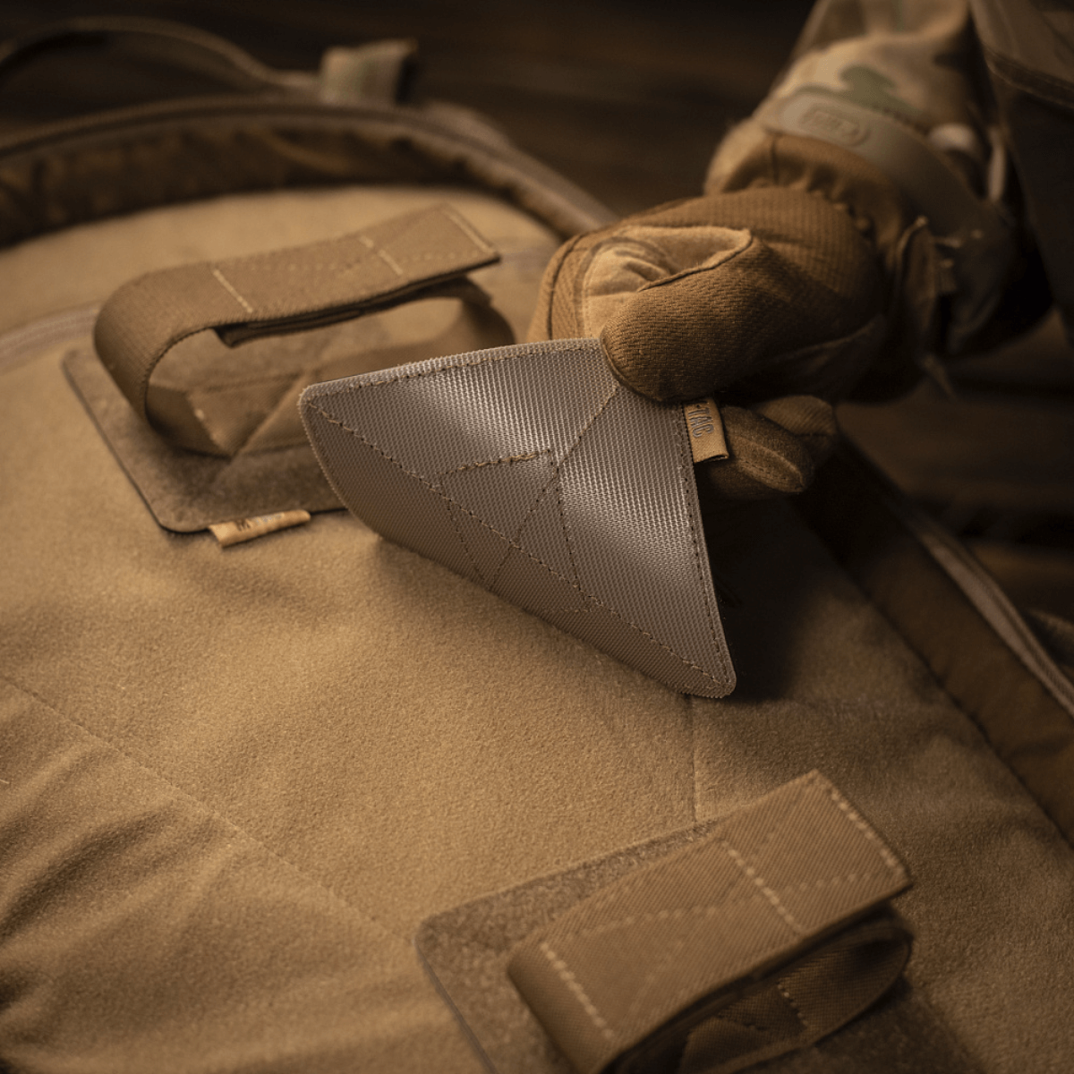 M‑Tac Indlæg til Rygsæk (3 stk) indlagt for fiksering i M‑Tac Large Elite Hex rygsæk, viser Velcro-fastgørelse til våbentilbehør.