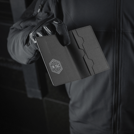 M‑Tac Pascover i sort polymer med stilfuldt logo, der beskytter pas mod slid. Praktisk til rejser, passer til ukrainske og udenlandske pas.