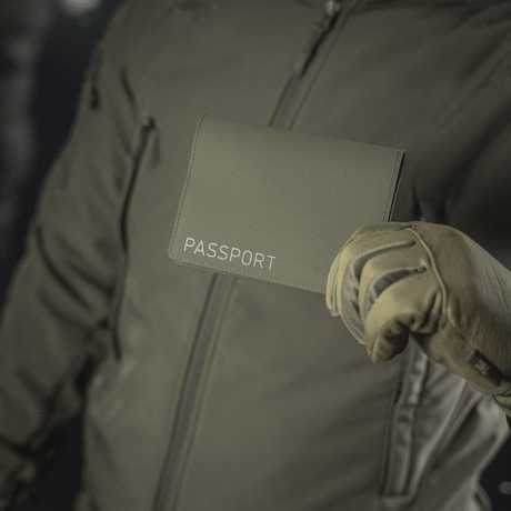 M‑Tac Pascover i moderne polymerkomposit beskytter pas mod slid og skader, praktisk og holdbar til rejser.
