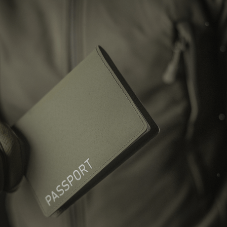 M‑Tac Pascover beskytter pas mod skader, polymerkomposit, vertikalt 'Passport'-tryk, stilfuldt design, holdbart rejsetilbehør.