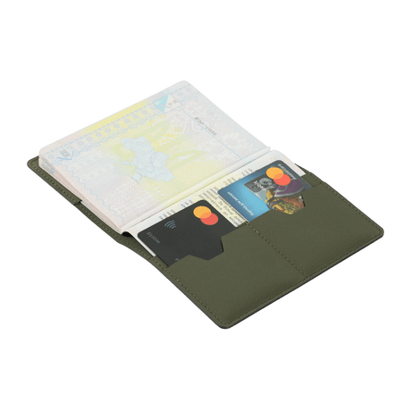 M‑Tac Pascover i polymerkomposit med lodret 'Passport'-tryk, indvendige kortlommer og stilfuldt logo, velegnet til rejsende.