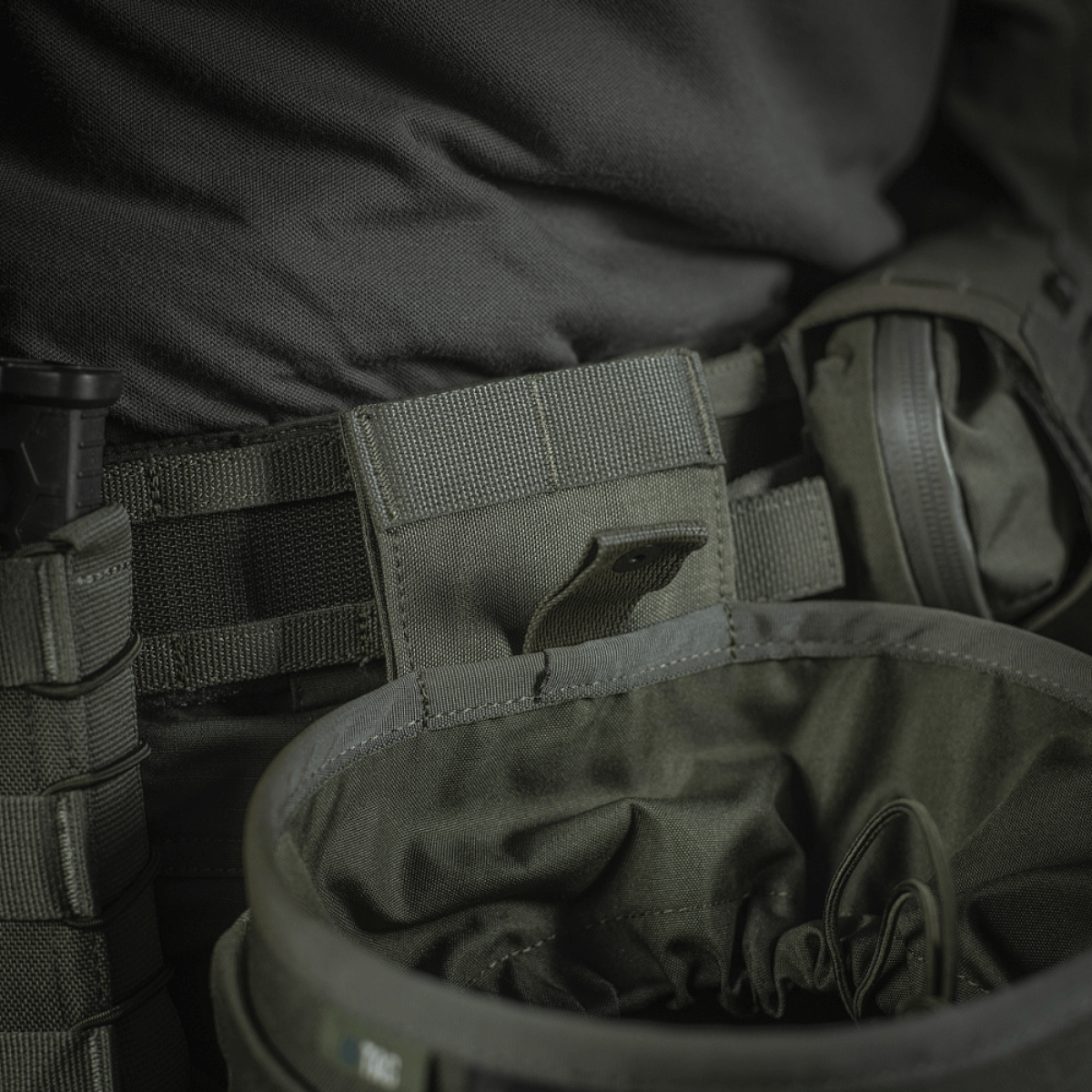 M‑Tac Magasinsæk Dump Pouch Lite Elite monteret på bælte, praktisk til hurtig magasinopbevaring, lavet af Cordura 500D med hurtiglukkesystem.