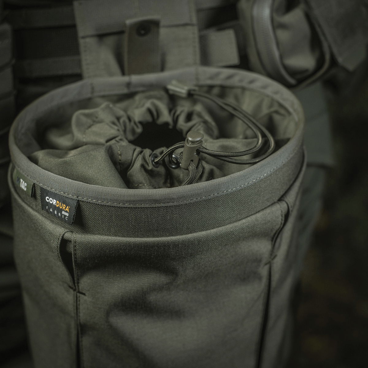 M‑Tac Magasinsæk Dump Pouch Lite Elite i holdbart Cordura 500D med quick-pull lukning og MOLLE-kompatibilitet. Praktisk og robust design.