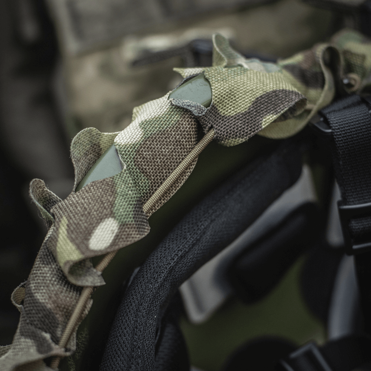 M‑Tac Vilha Hjelmdæksel Elite med MULTICAM-camouflage til beskyttelse af FAST hjelme, viser laser cut design og shock cord pasform.