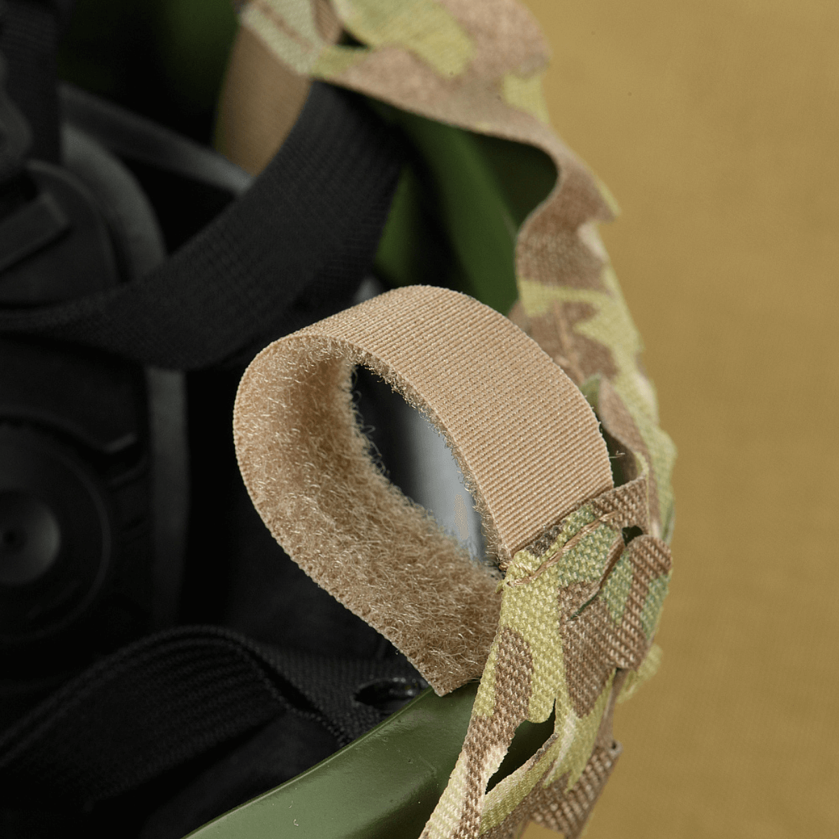 M‑Tac Vilha Hjelmdæksel Elite med MULTICAM-camouflage og letmontering til FAST hjelme, med Velcro-paneler og Cordura 500D materiale.