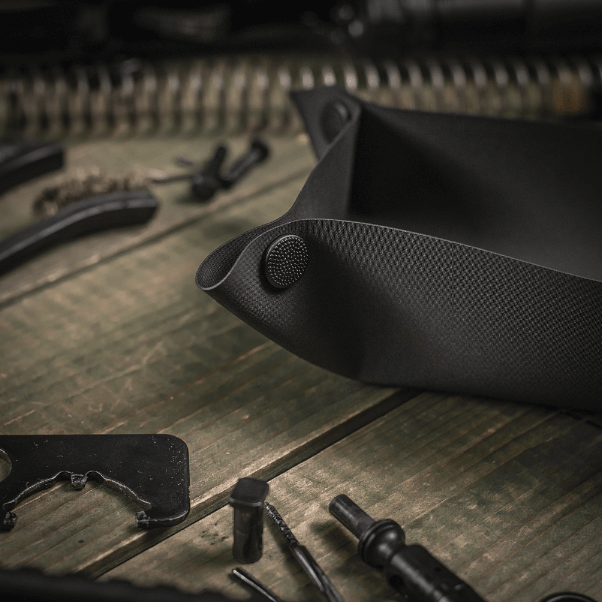 M‑Tac Field Vedligeholdelsesbakke 18x30 cm på træningsbane, polymerkompositbakke til våbenvedligeholdelse med højt slidstyrke.