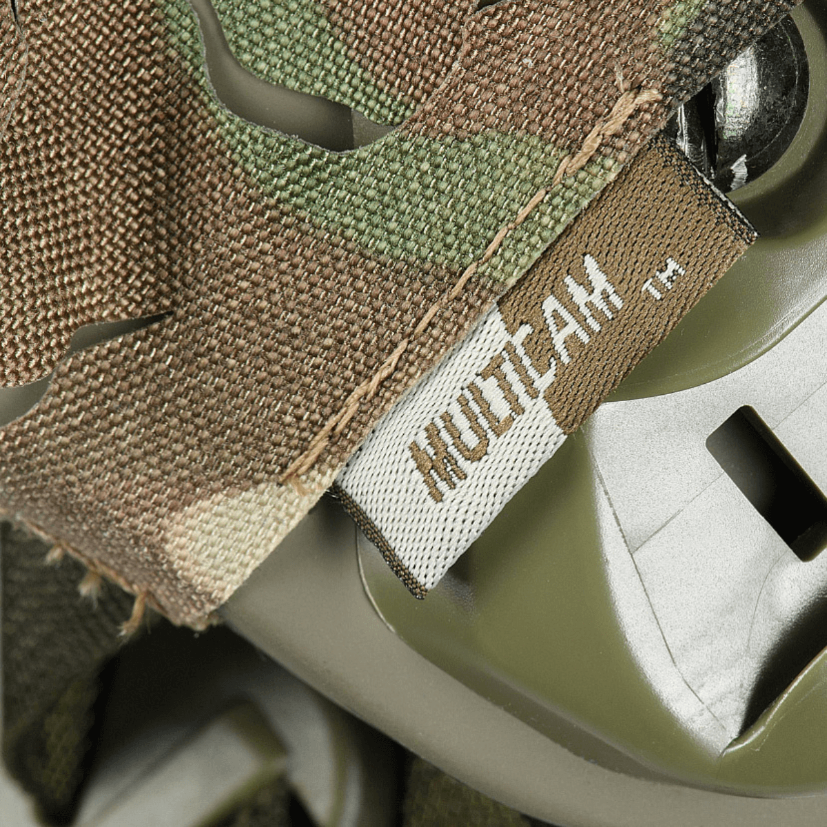 M‑Tac Vilha Hjelmcover FAST i Multicam mønster, lavet af slidstærkt Cordura 500D, designet til camouflage og beskyttelse på hjelme.