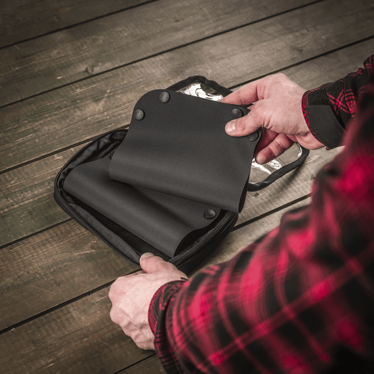 M‑Tac Vedligeholdelsesbakke 24x24 cm foldbar bakke til våbenvedligeholdelse, robust polymer, elegant design med M-Tac logo