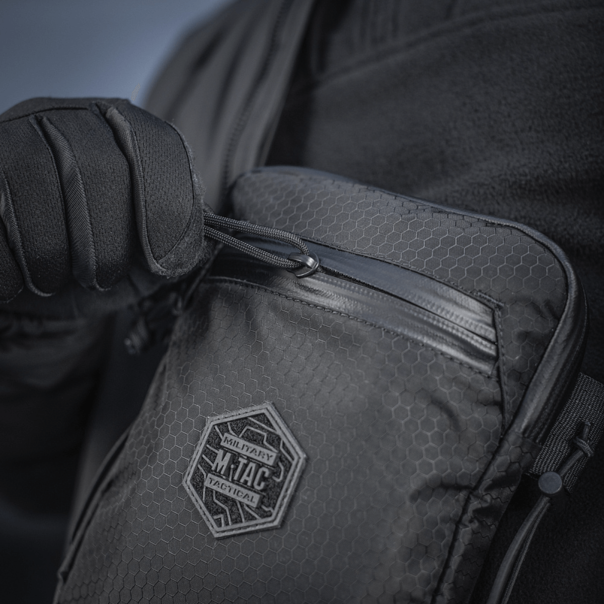 M-Tac Pocket Bag Elite HEX i slidstærkt materiale med YKK lynlåse, ideel til EDC-udstyr og småting. Kompakt og praktisk design.