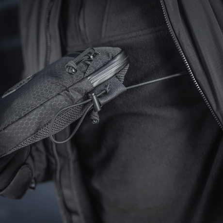 M‑Tac Pocket Bag Elite HEX i brug, fremhæver slidstærkt design og YKK lynlåse til opbevaring af småting og EDC-udstyr.